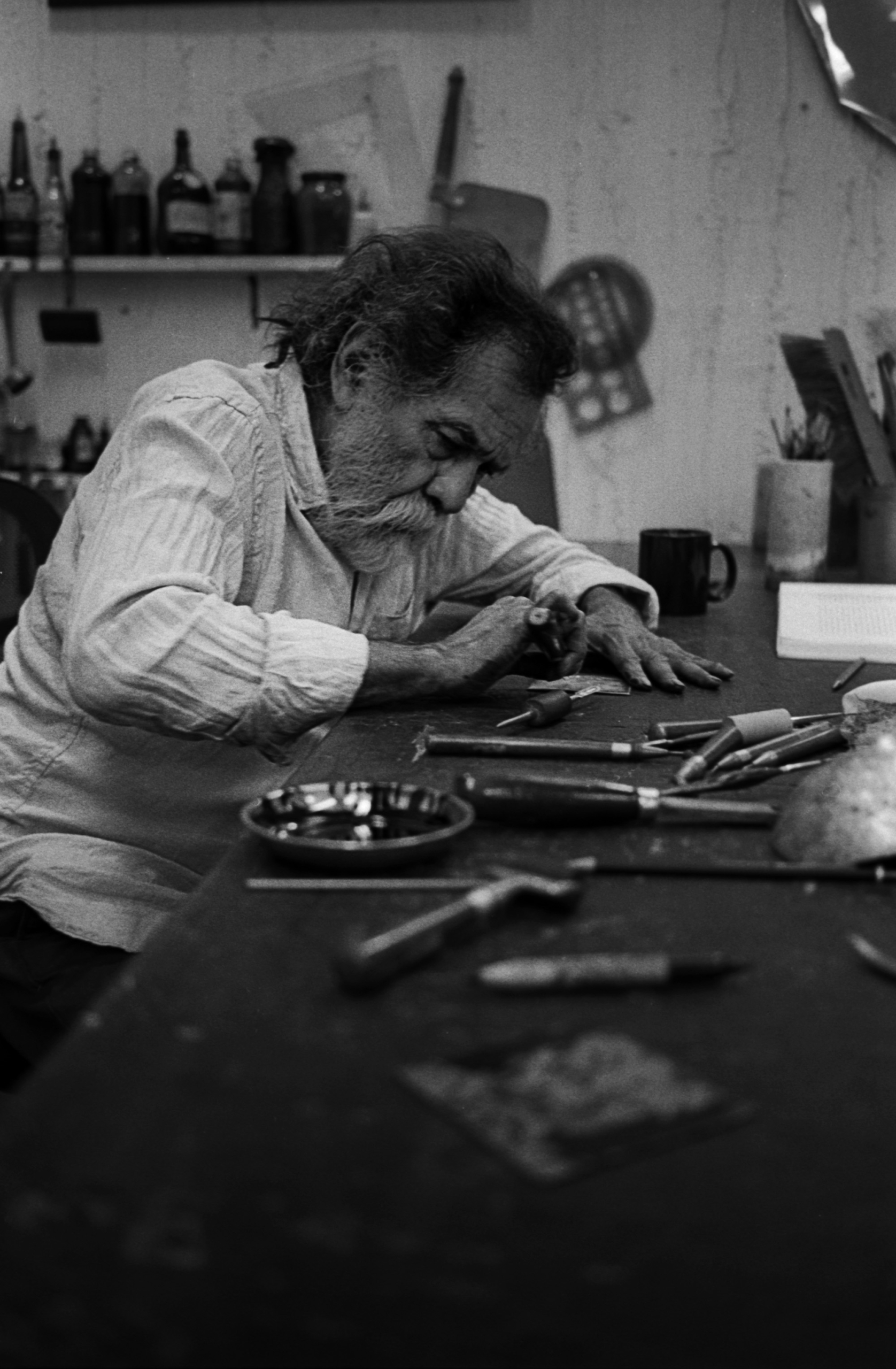 Francisco Toledo, Trabajando grabados en el taller Fernando Sandoval